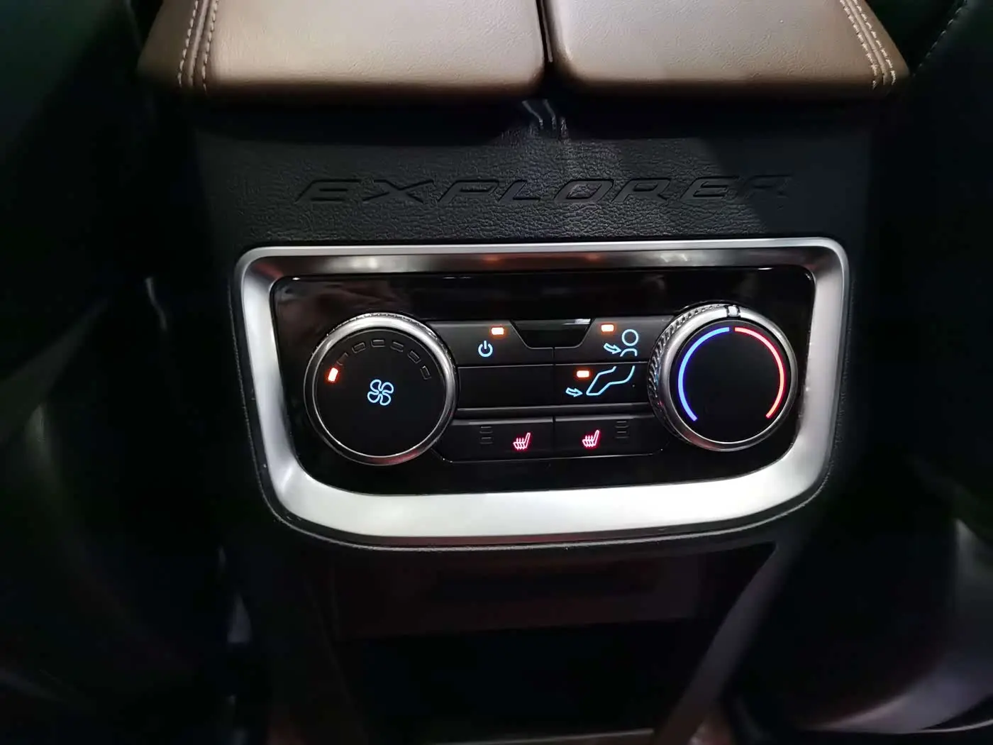 Ford Explorer 2023 — Фото 12/16