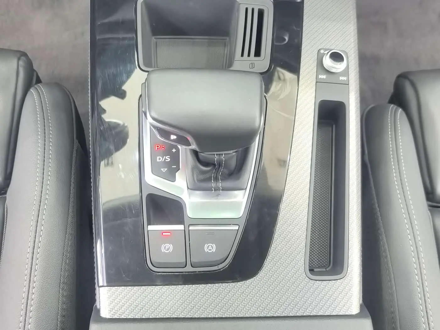 Audi Q5L 2023 — Şəkil 18/20