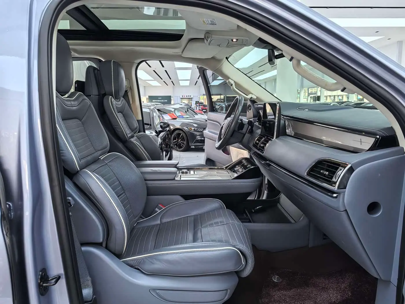 Lincoln Navigator 2023 — Photo 12/18