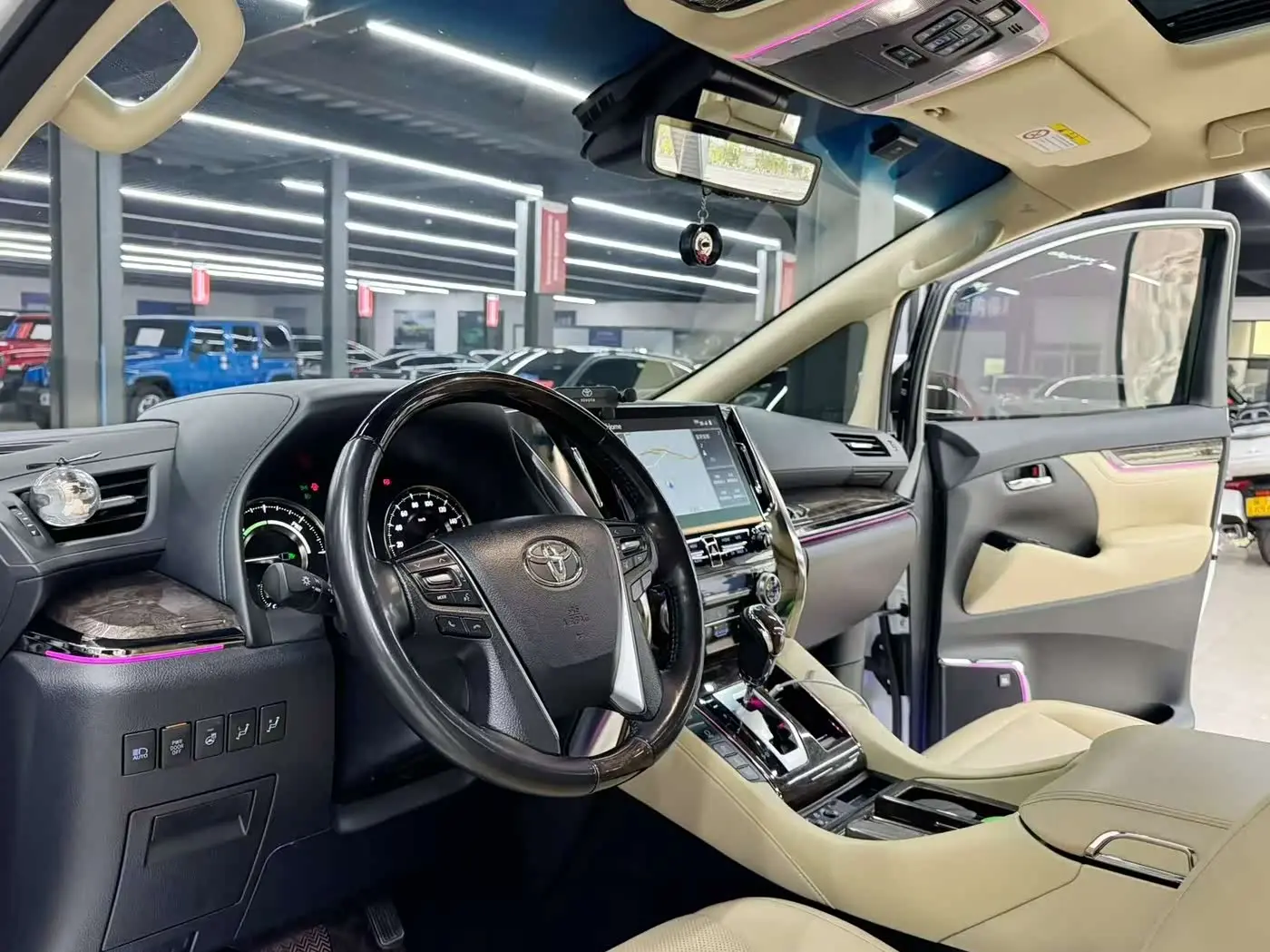 Toyota Vellfire 2023 — Photo 5/9