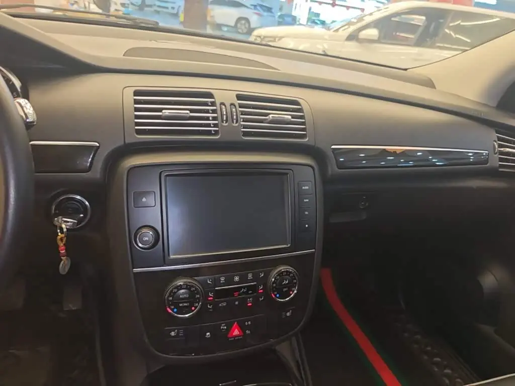 Mercedes-Benz R-Class 2018 — Photo 13/20