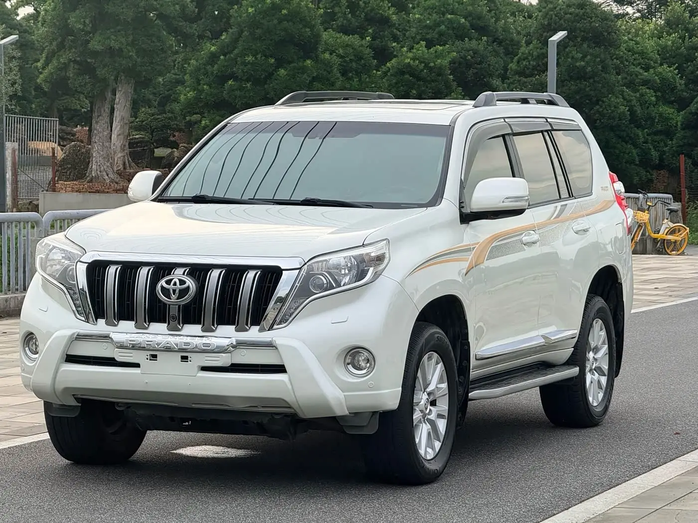 Toyota Prado 2016 — Photo 1/20