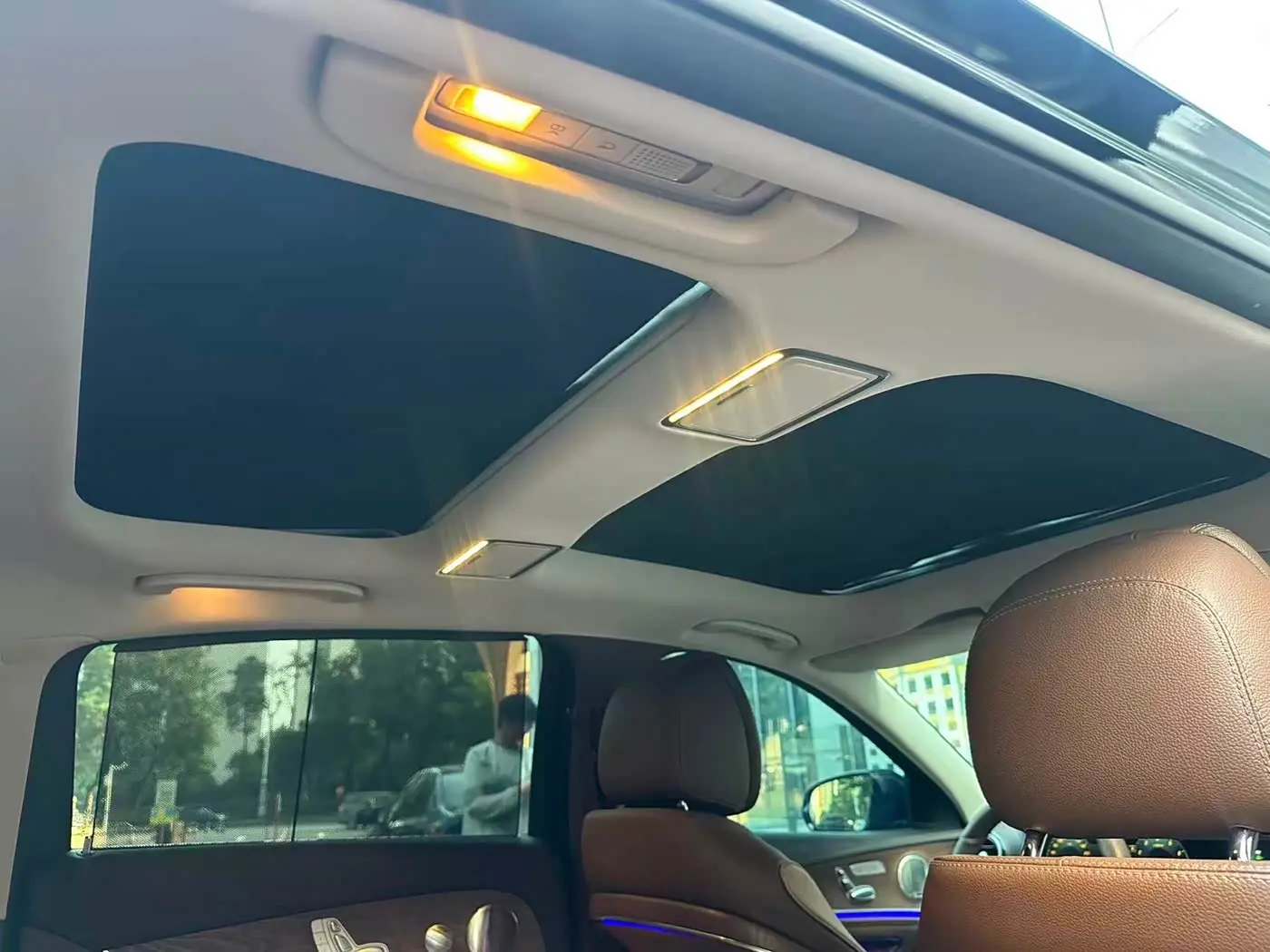 Mercedes-Benz E-Class 2022 — Photo 12/14
