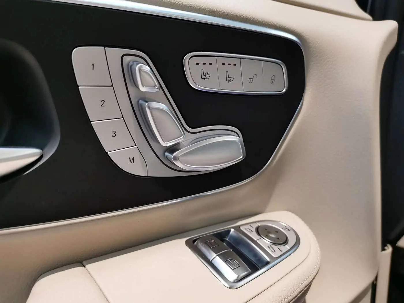 Mercedes-Benz V-Class 2022 — Photo 6/20