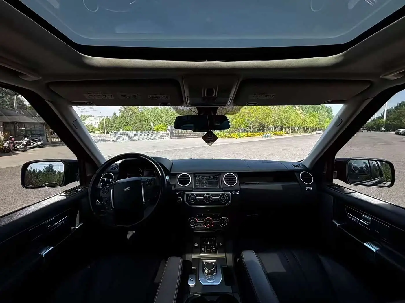 Land Rover Discovery 2014 — Photo 6/19