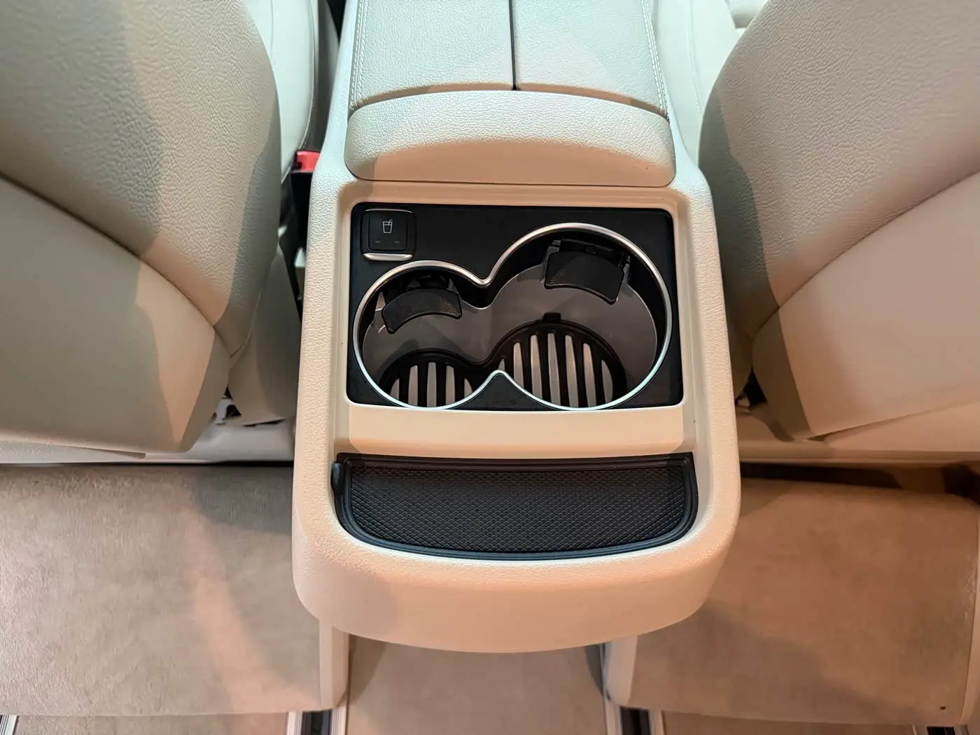 Mercedes-Benz V-Class 2025 — Photo 15/20