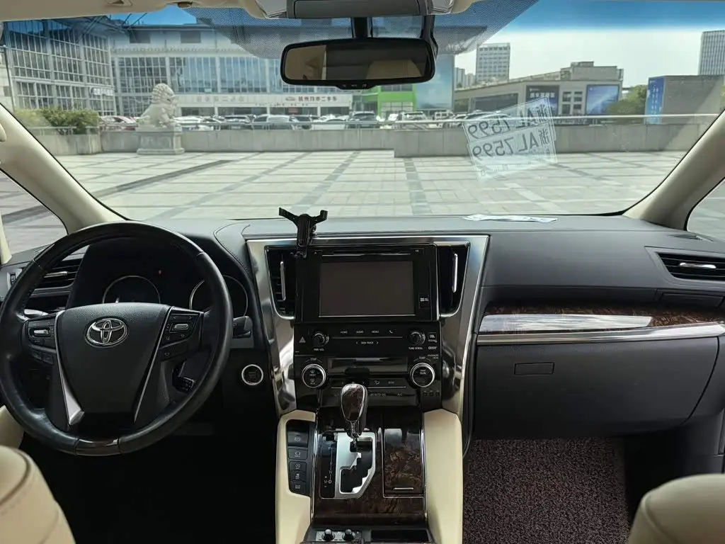 Toyota Alphard 2018 — Photo 10/18
