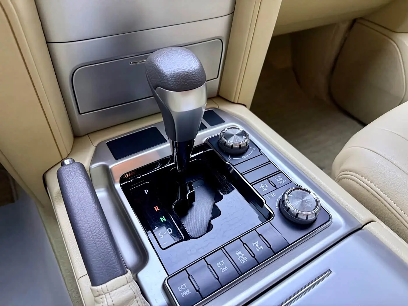 Toyota Land Cruiser 2018 — Фото 10/17