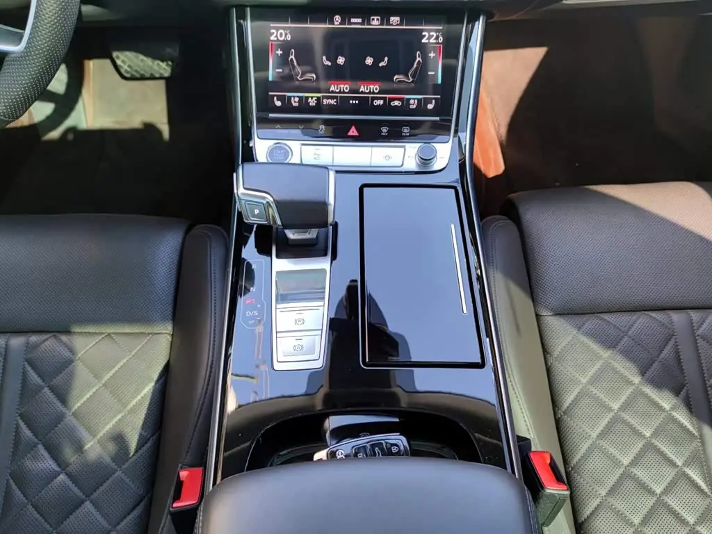 Audi A8 2022 — ფოტო 14/20