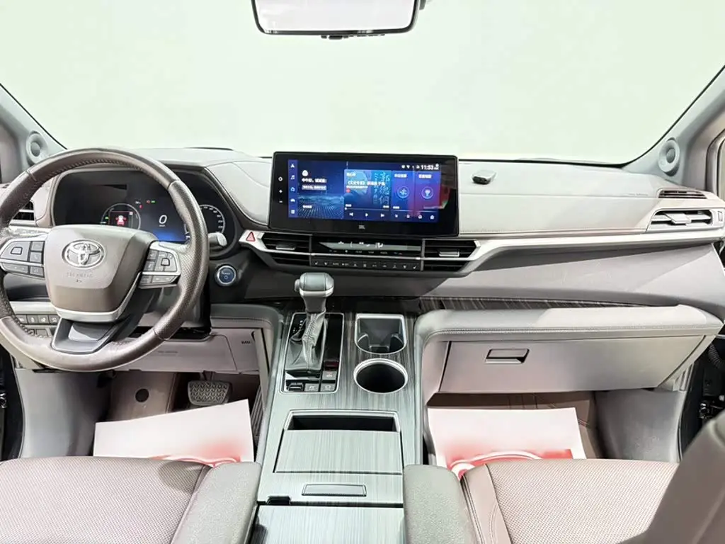 Toyota Sienna 2023 — Фото 5/20
