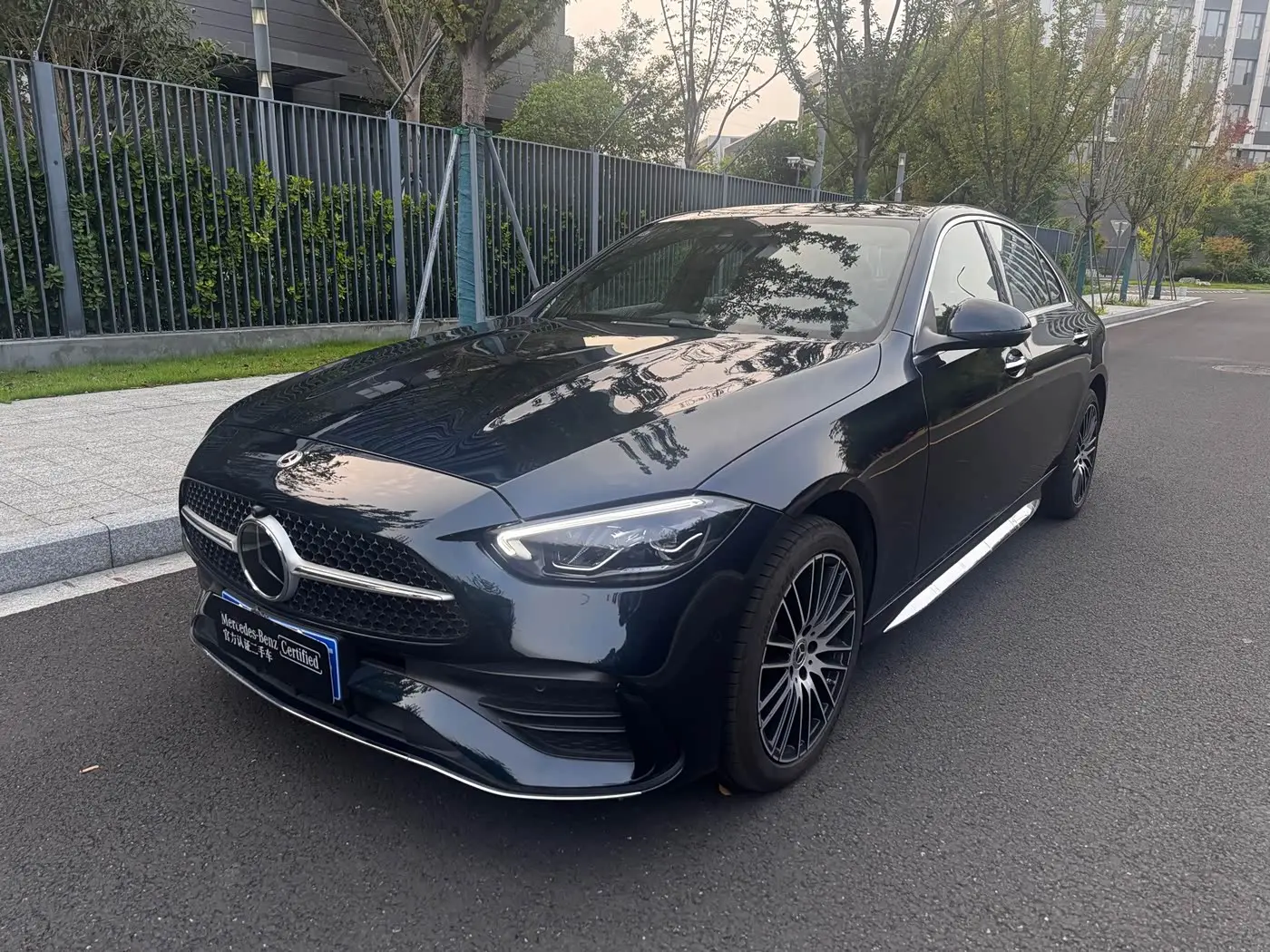 Mercedes-Benz C-Class 2025 — Photo 1/12