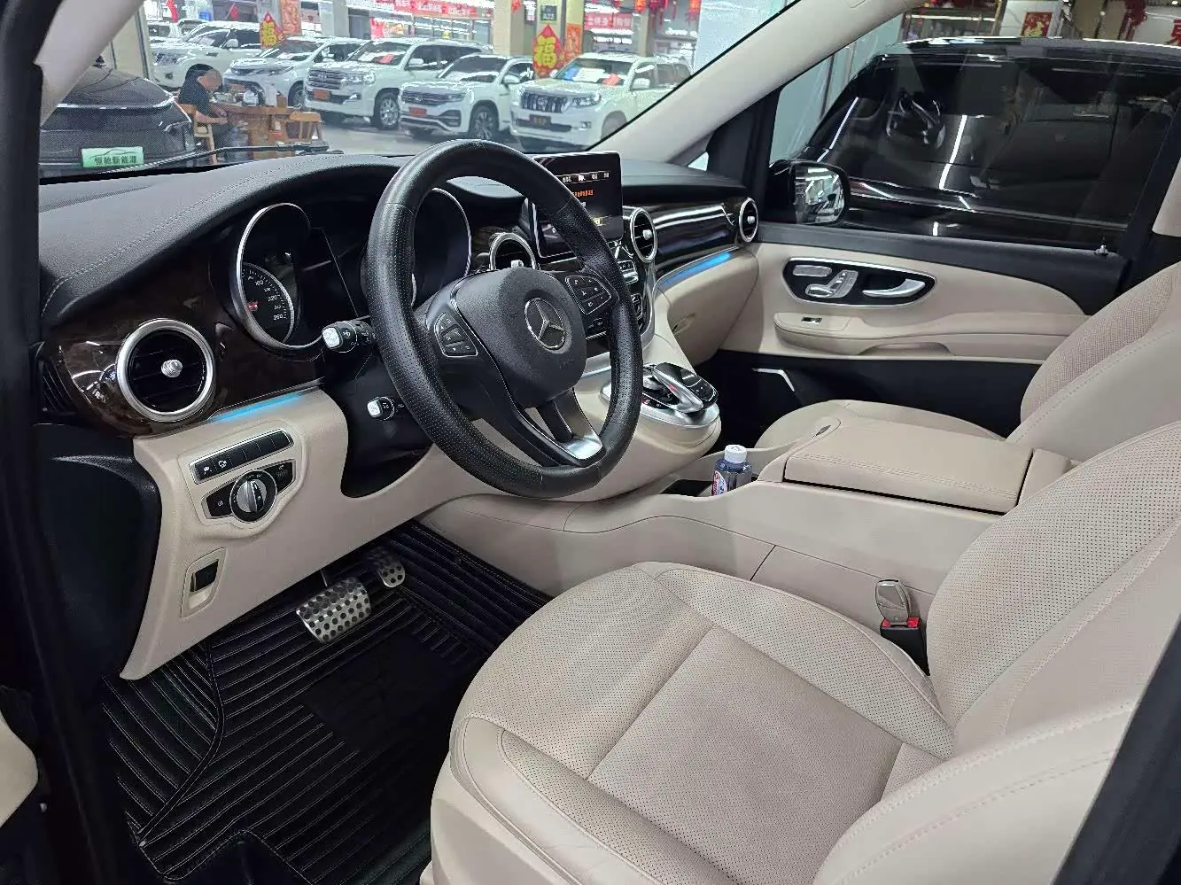 Mercedes-Benz V-Class 2020 — Photo 14/20