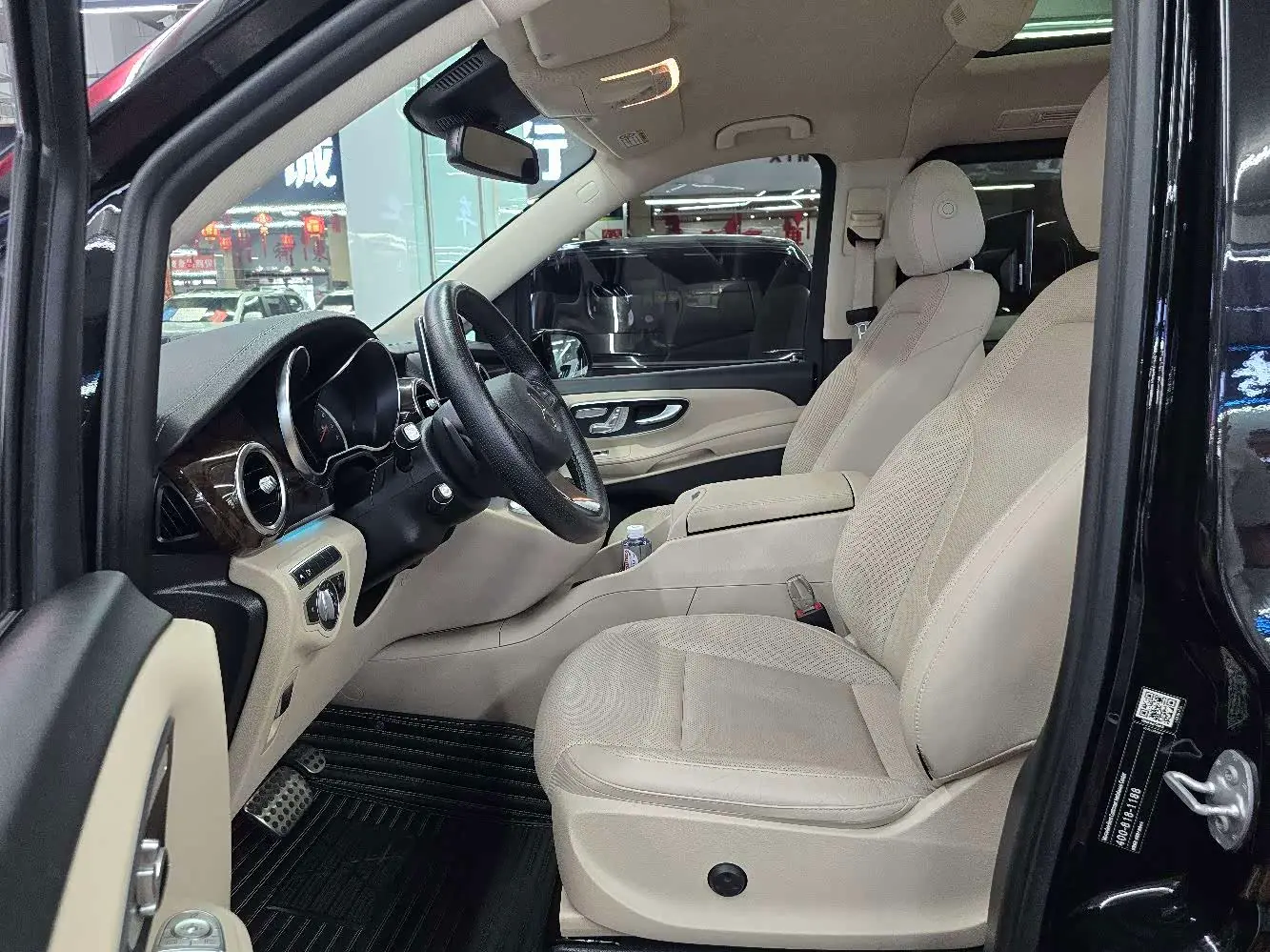 Mercedes-Benz V-Class 2020 — Photo 9/20