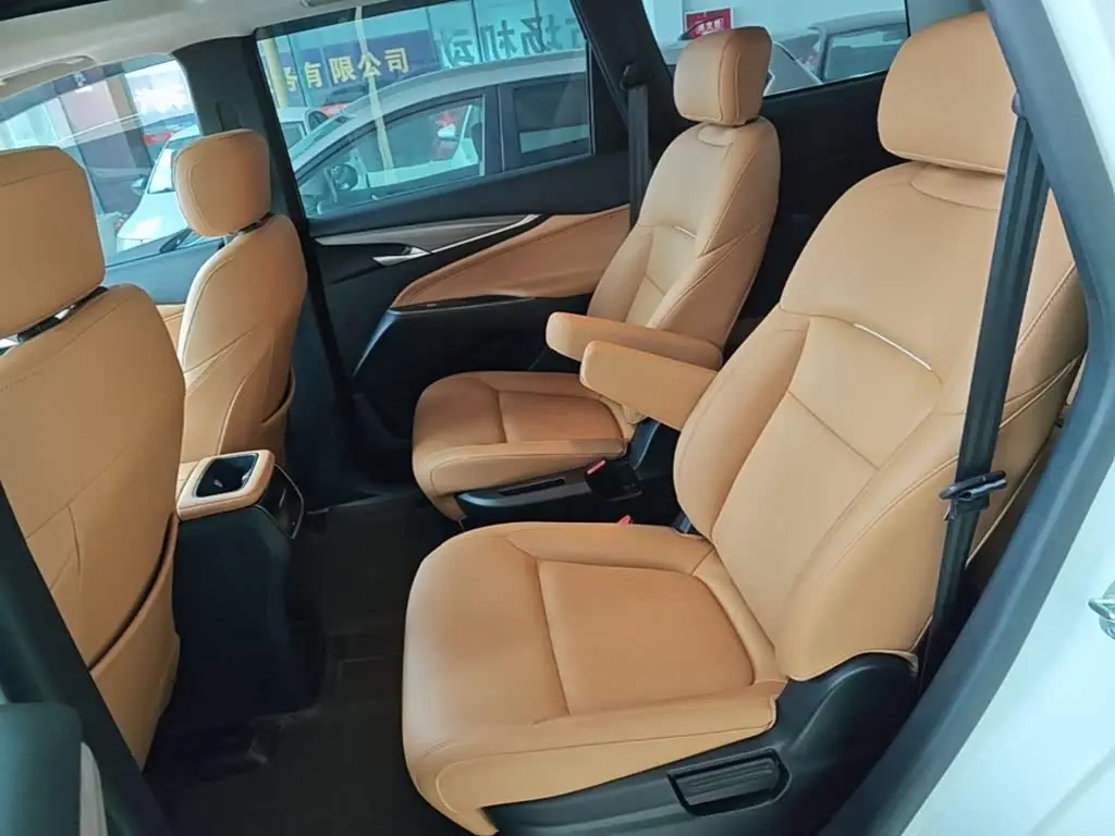 SAIC Maxus Maxus G50 PHEV 2025 — Фото 17/20
