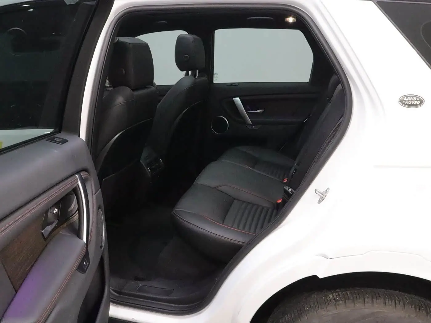 Land Rover Discovery Sport 2023 — Фото 12/20