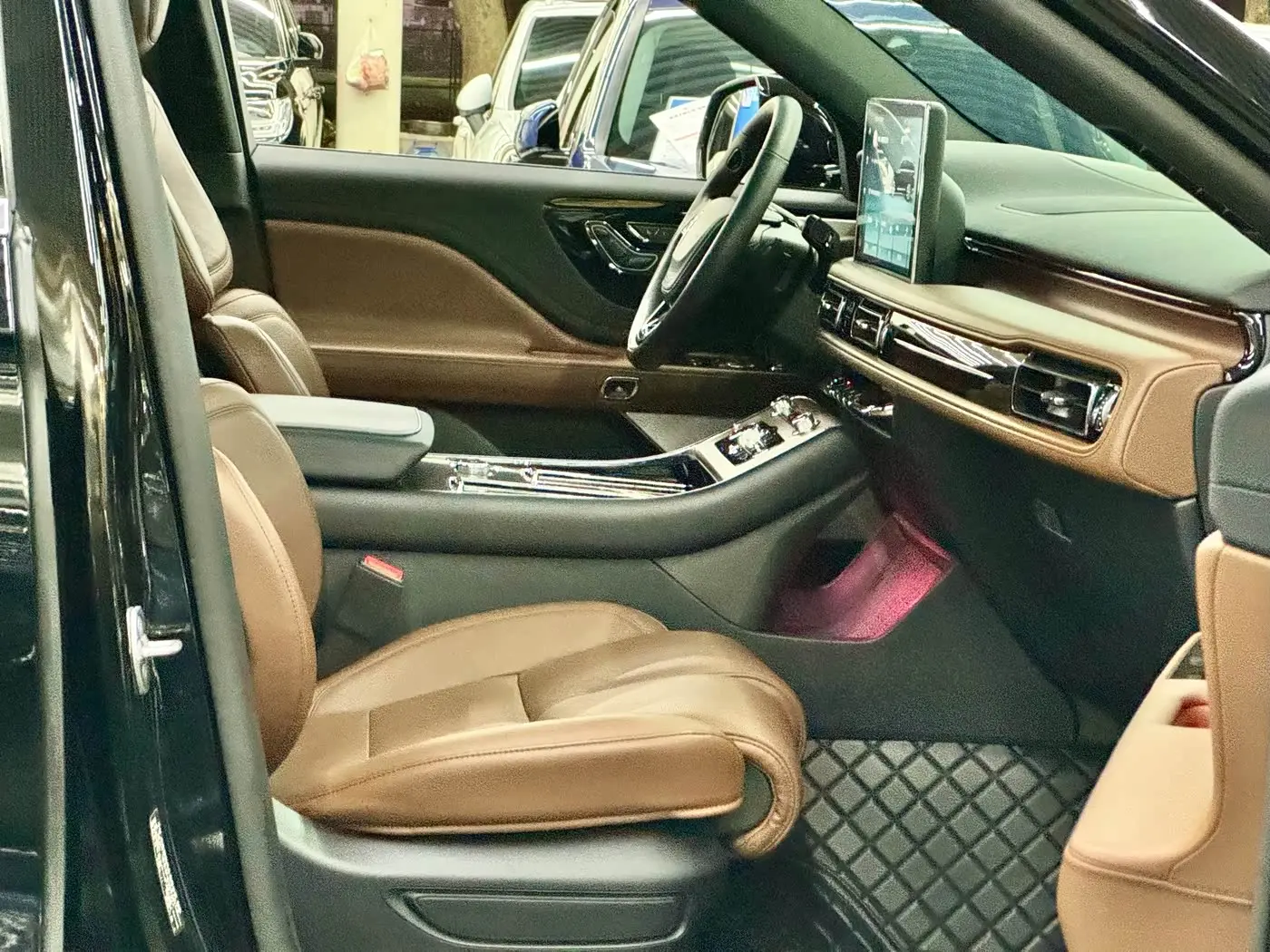 Lincoln Aviator 2021 — ფოტო 8/15