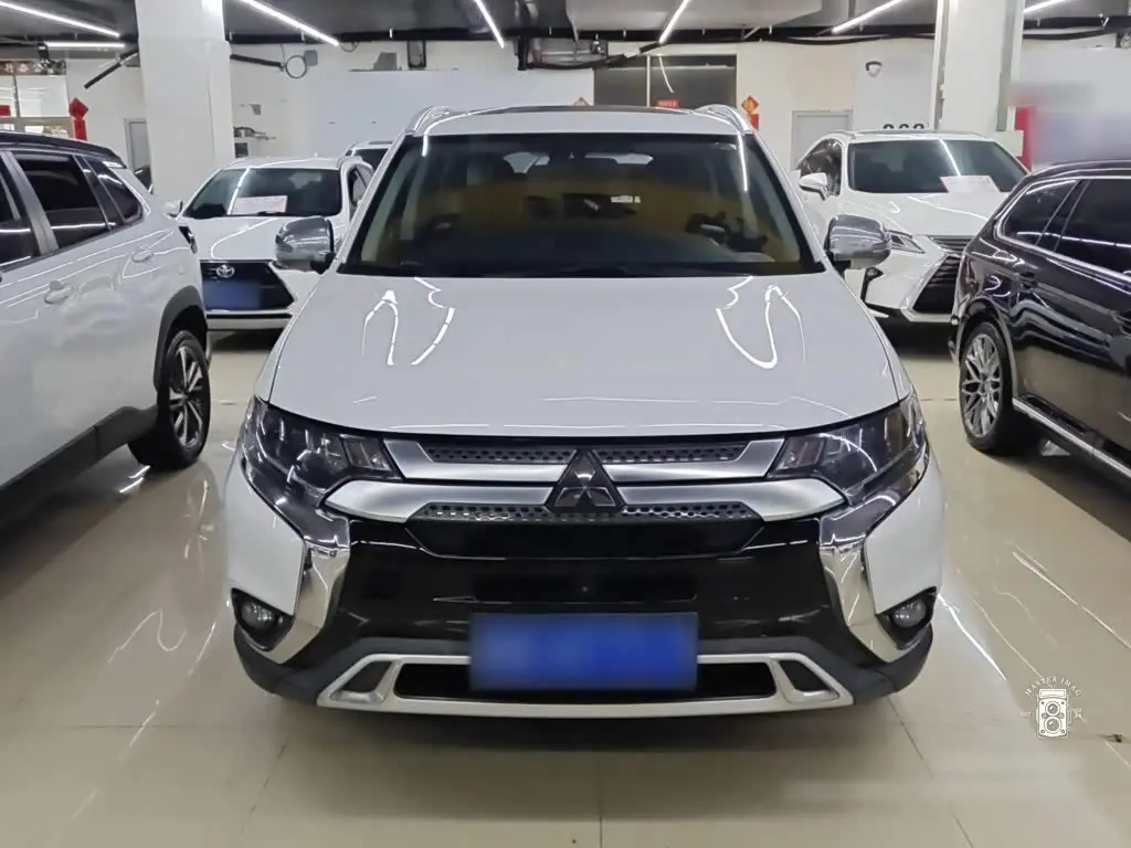 Mitsubishi Outlander 2021 — Photo 3/20