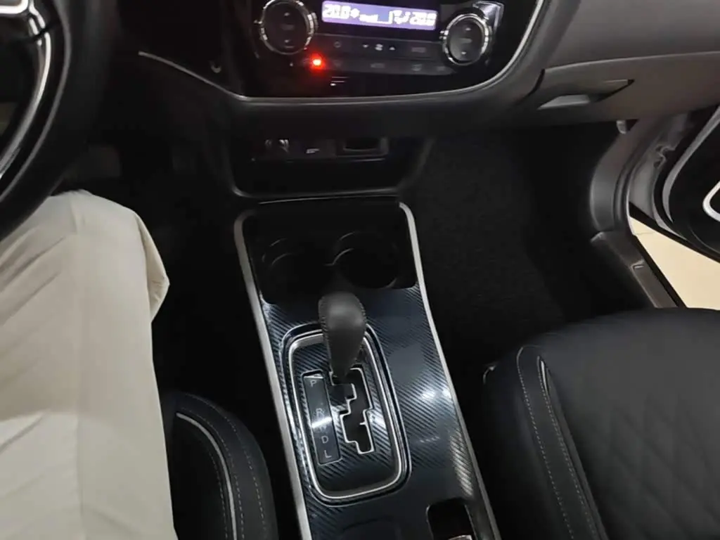 Mitsubishi Outlander 2021 — Photo 14/20