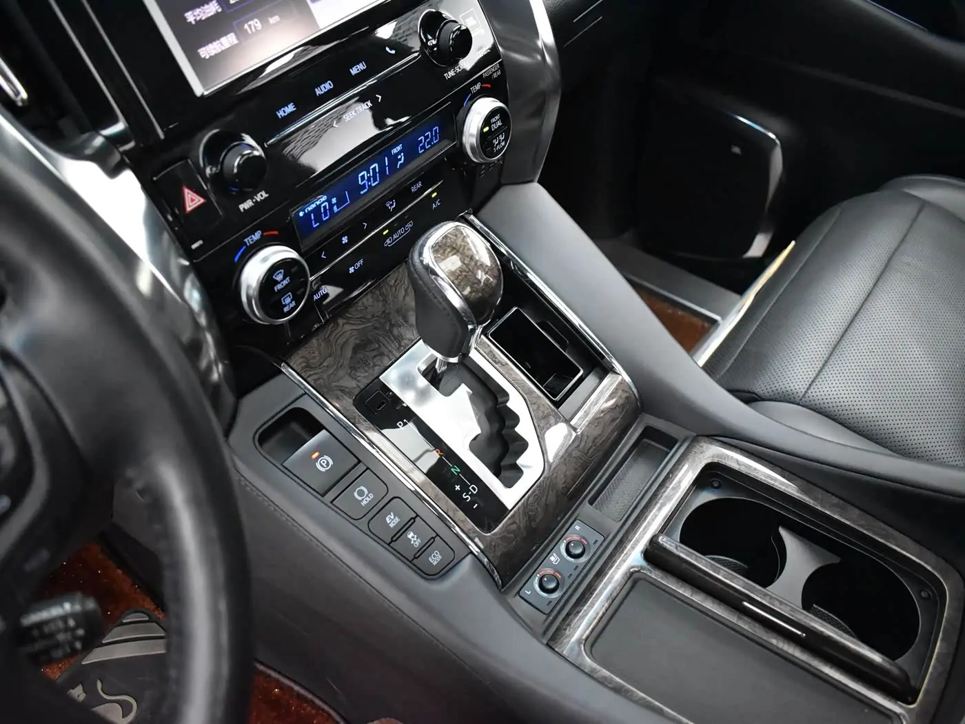 Toyota Alphard 2019 — Photo 12/20