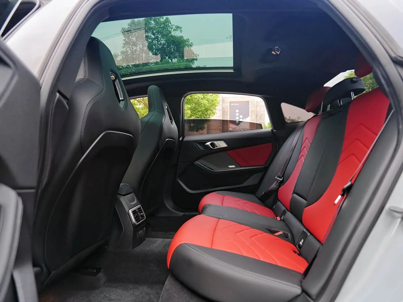 BMW M235L 2026 — Photo 8/13