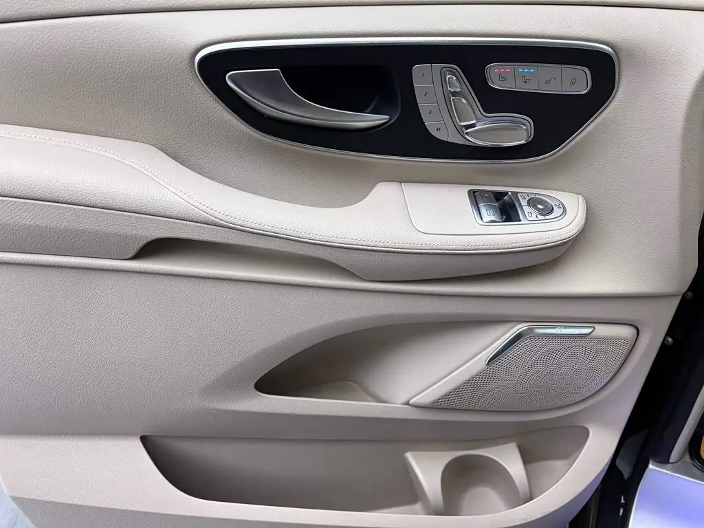 Mercedes-Benz V-Class 2023 — Фото 17/20