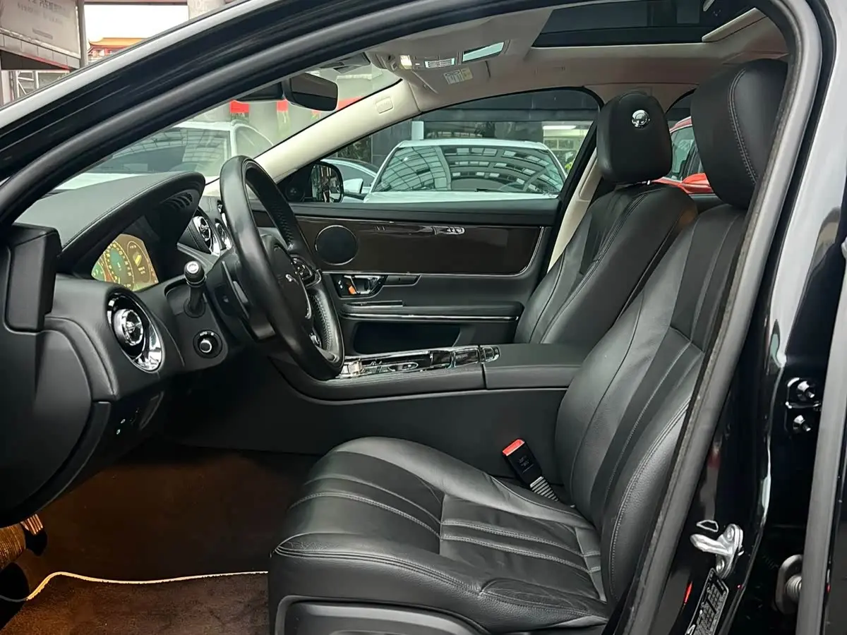 Jaguar XJ 2019 — Photo 6/17