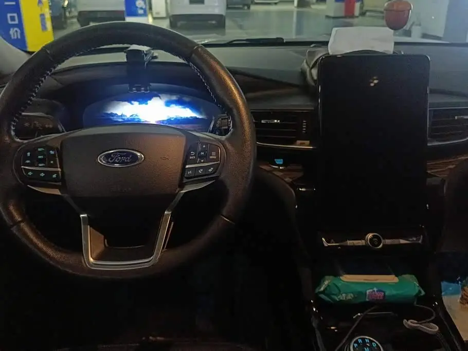 Ford Explorer 2020 — Photo 12/16