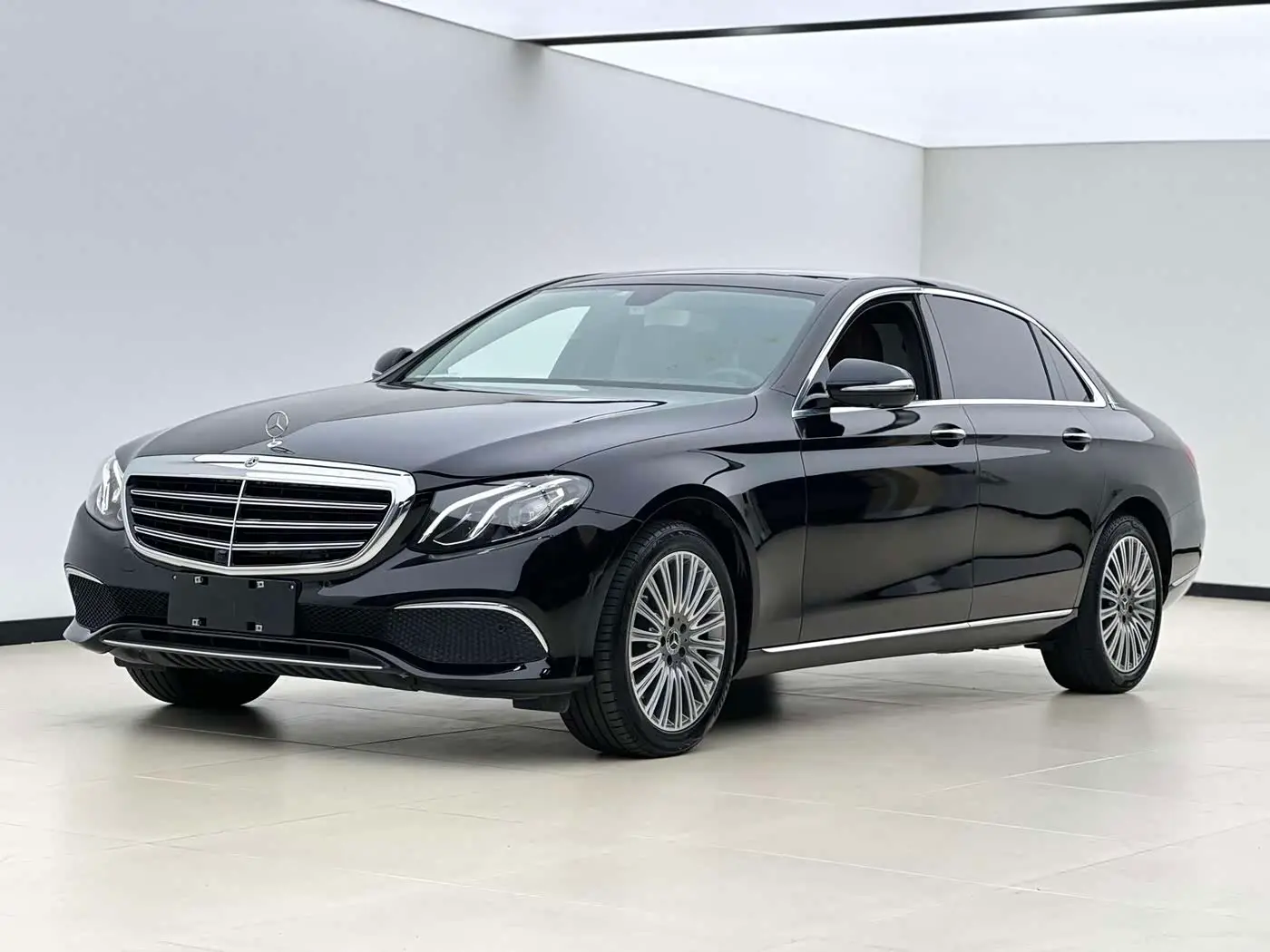 Mercedes-Benz E-Class 2019 — Photo 1/8