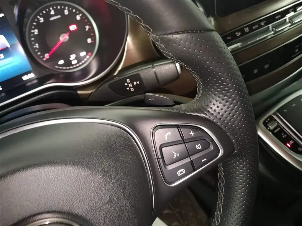 Mercedes-Benz V-Class 2020 — Photo 14/20