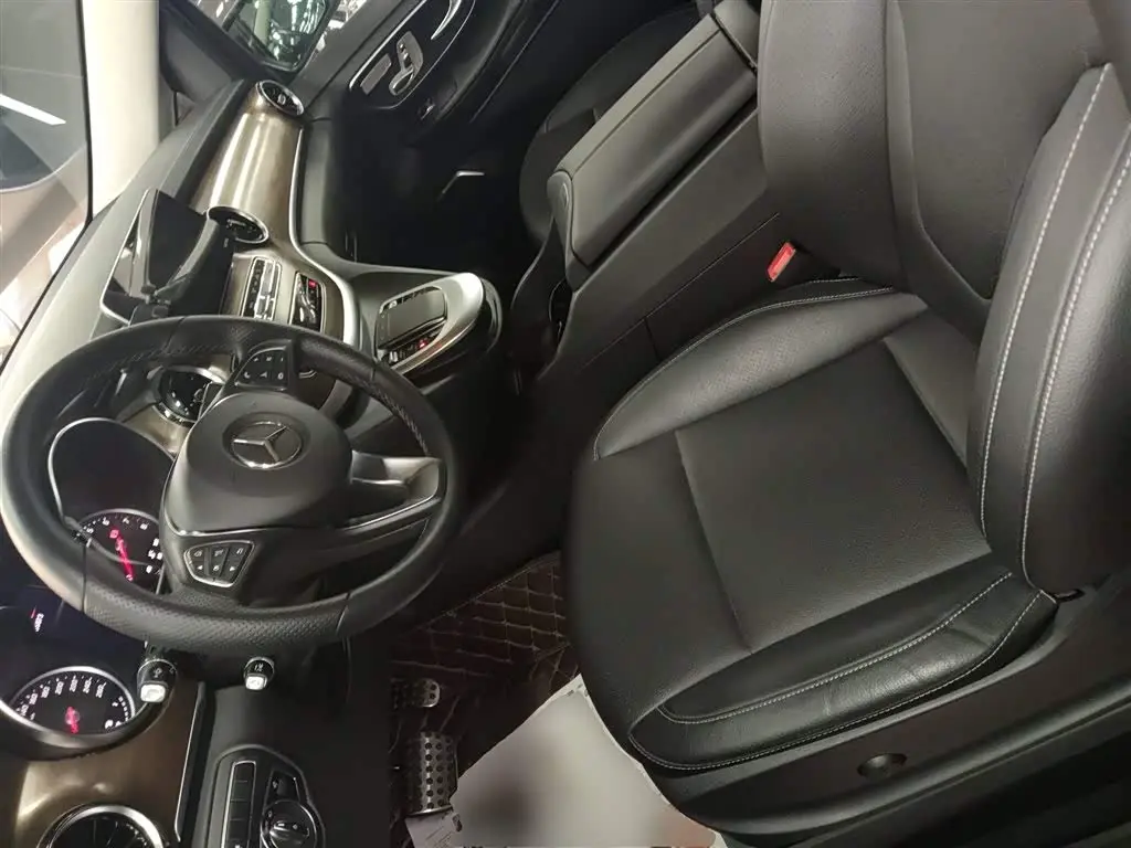 Mercedes-Benz V-Class 2020 — Photo 15/20