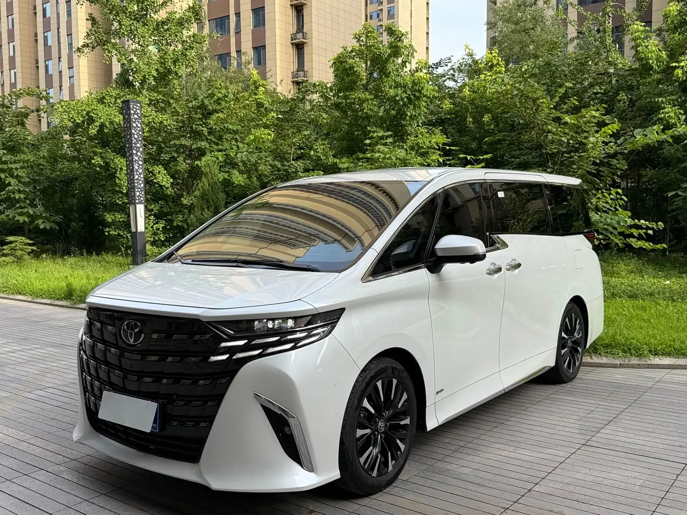 Toyota Alphard 2023 — Photo 2/17