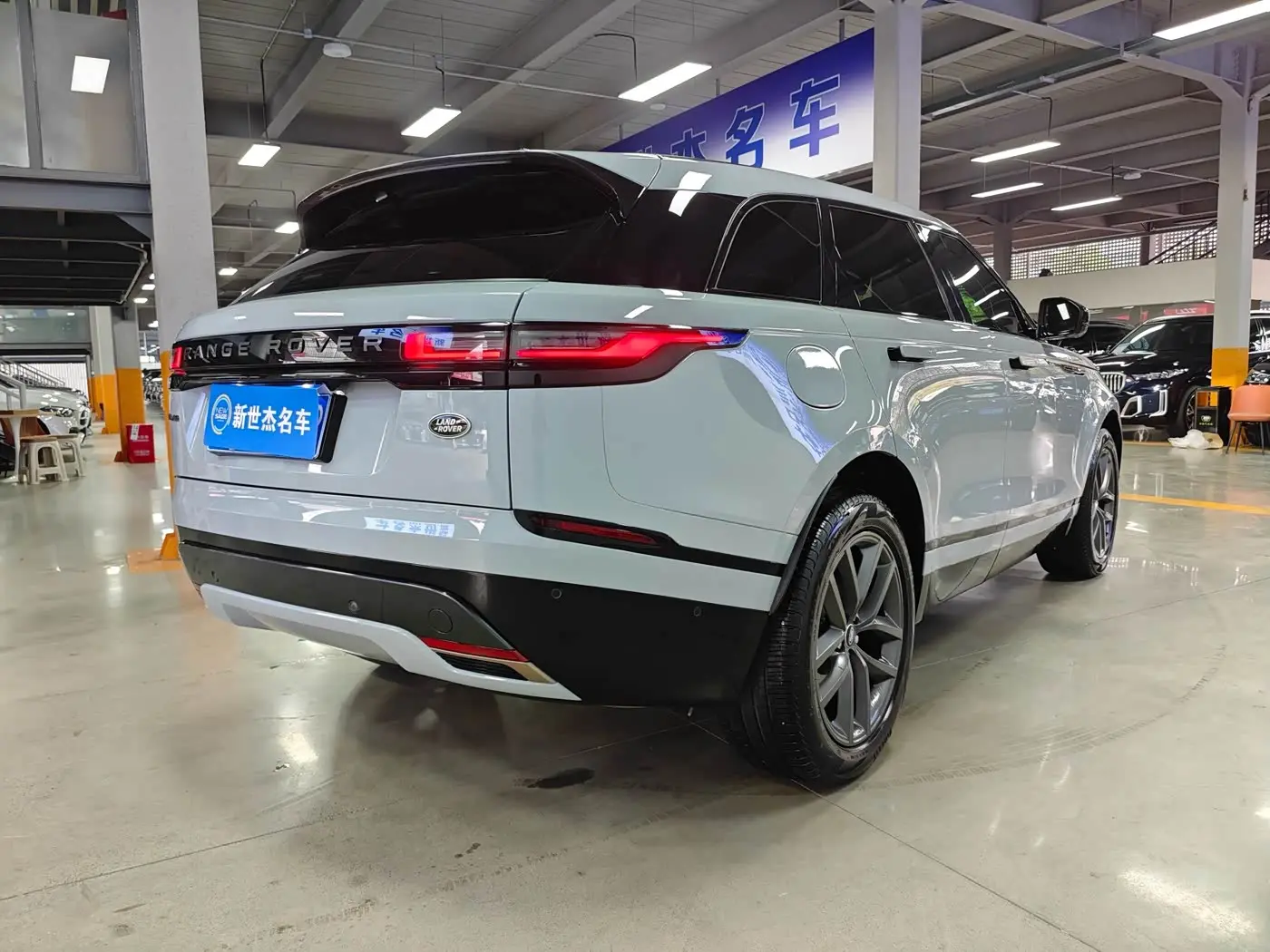 Land Rover Range Rover Velar 2024 — Фото 15/17