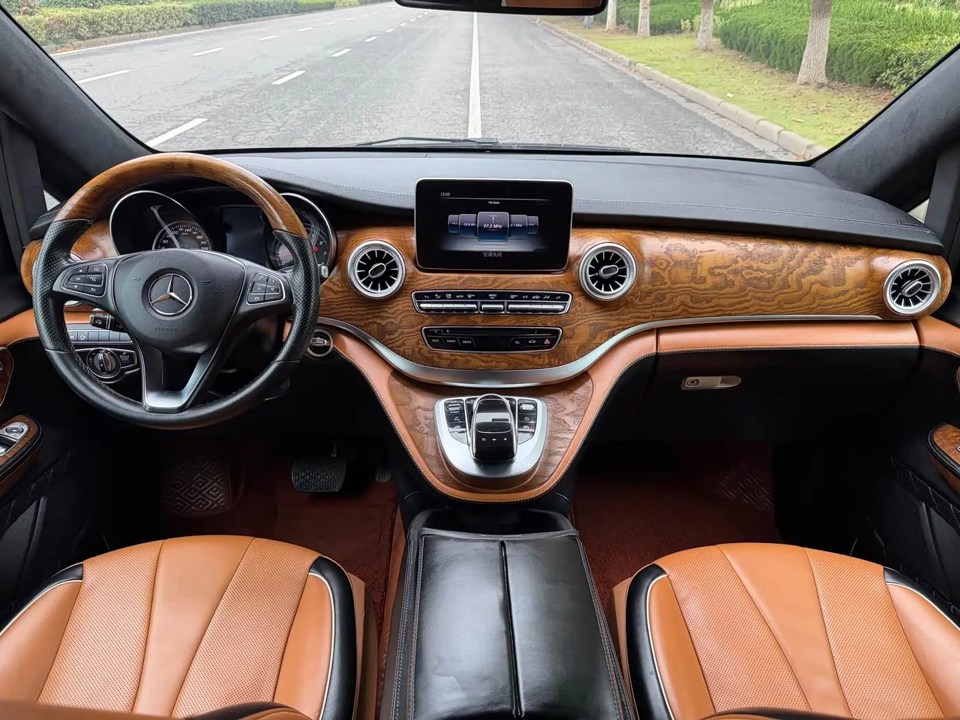 Mercedes-Benz V-Class 2020 — Photo 12/19