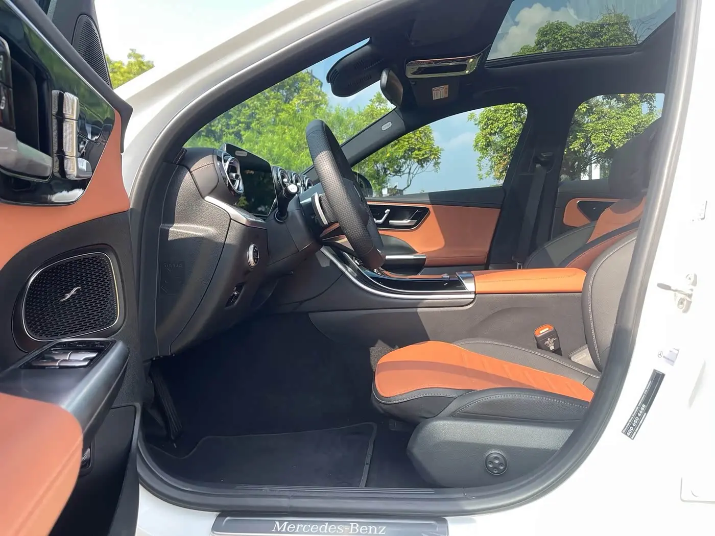 Mercedes-Benz C-Class 2025 — Photo 7/20