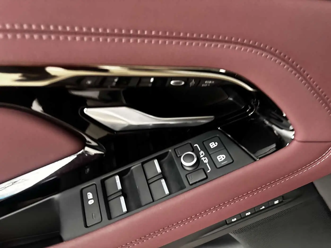 Land Rover Range Rover Evoque 2025 — Фото 12/20