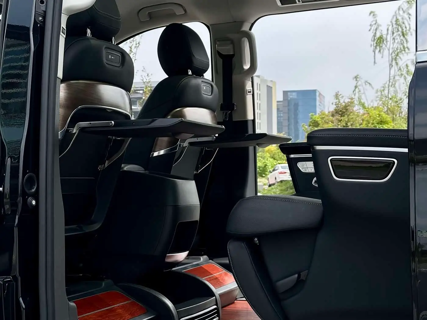 Mercedes-Benz V-Class 2021 — Photo 18/18