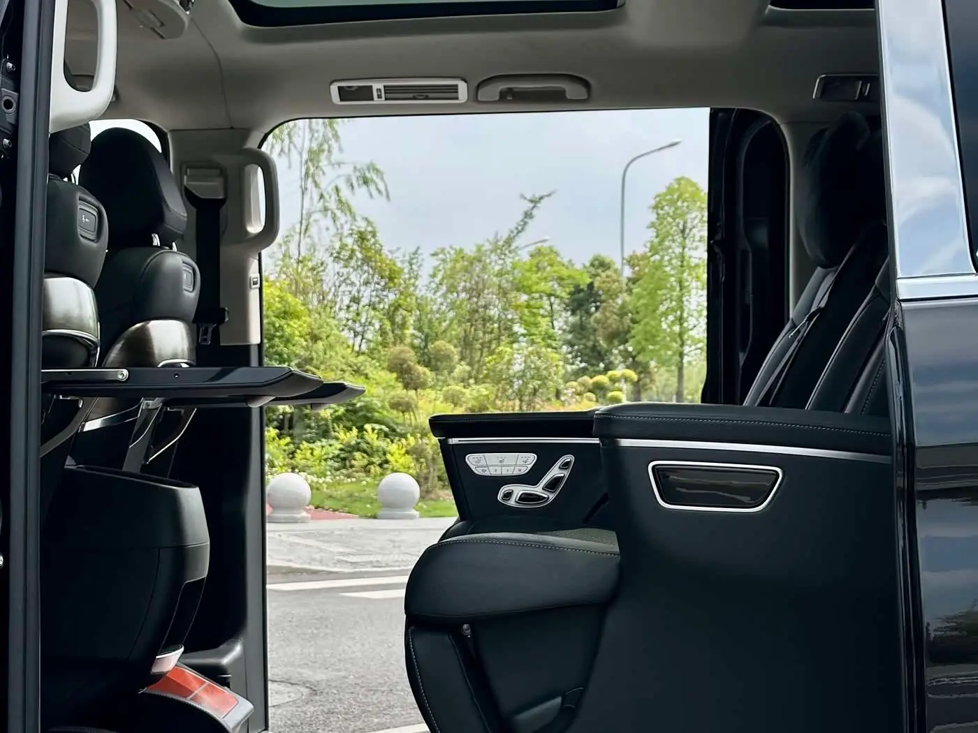 Mercedes-Benz V-Class 2021 — Photo 12/18