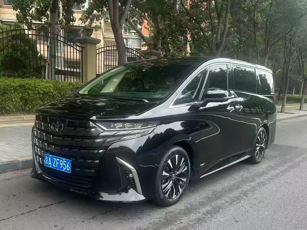 Toyota Alphard 2023 — Photo 1/9