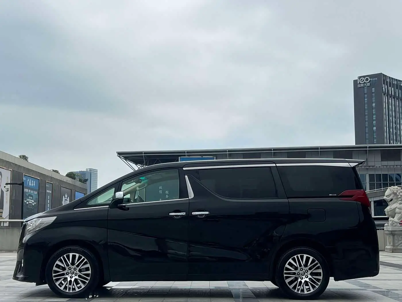 Toyota Alphard 2018 — Photo 8/14
