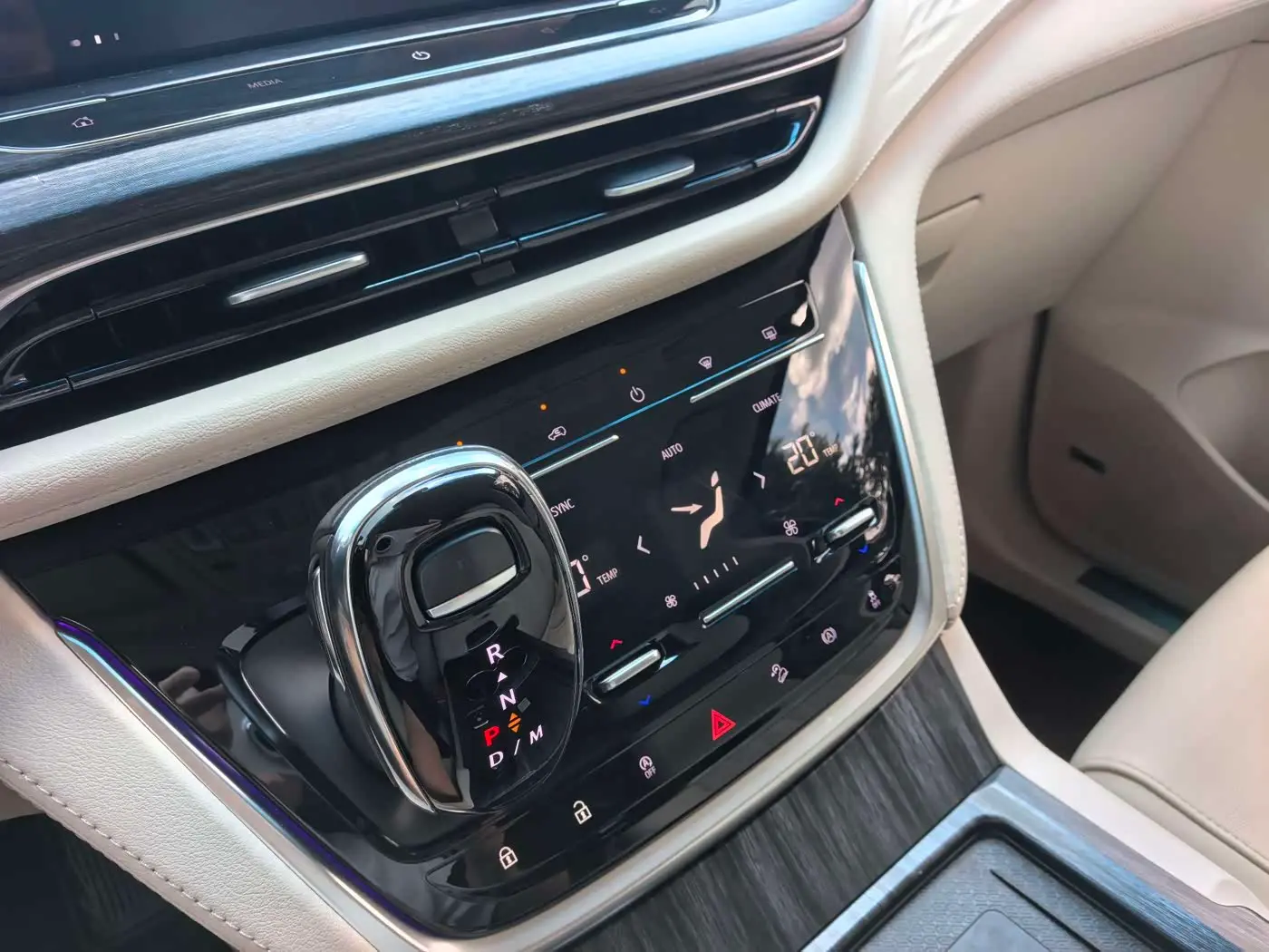 Buick GL8 2020 — Photo 15/20