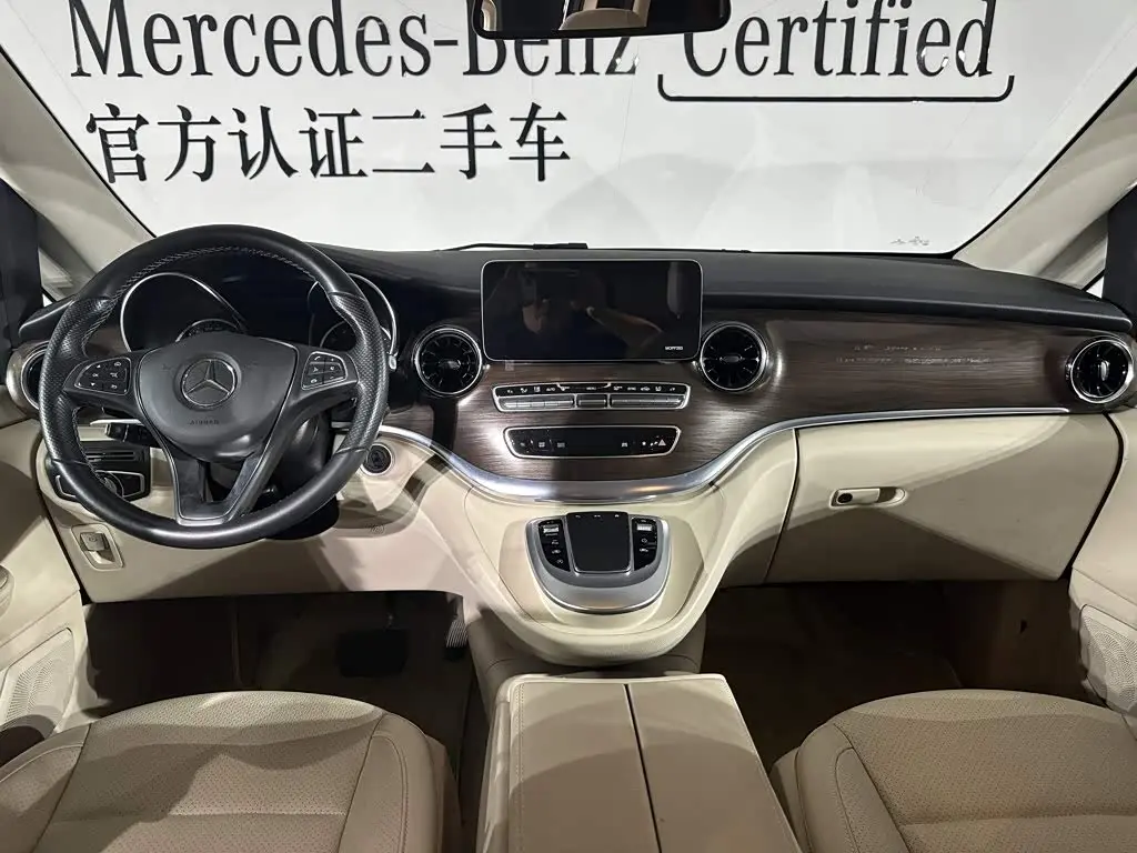 Mercedes-Benz V-Class 2021 — Photo 7/17