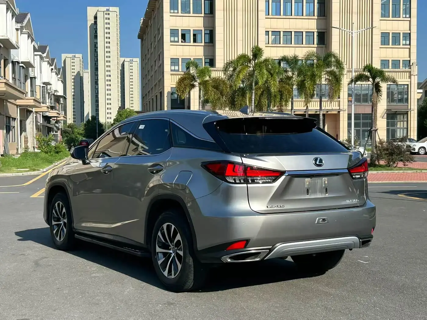 Lexus RX 2022 — Фото 4/9