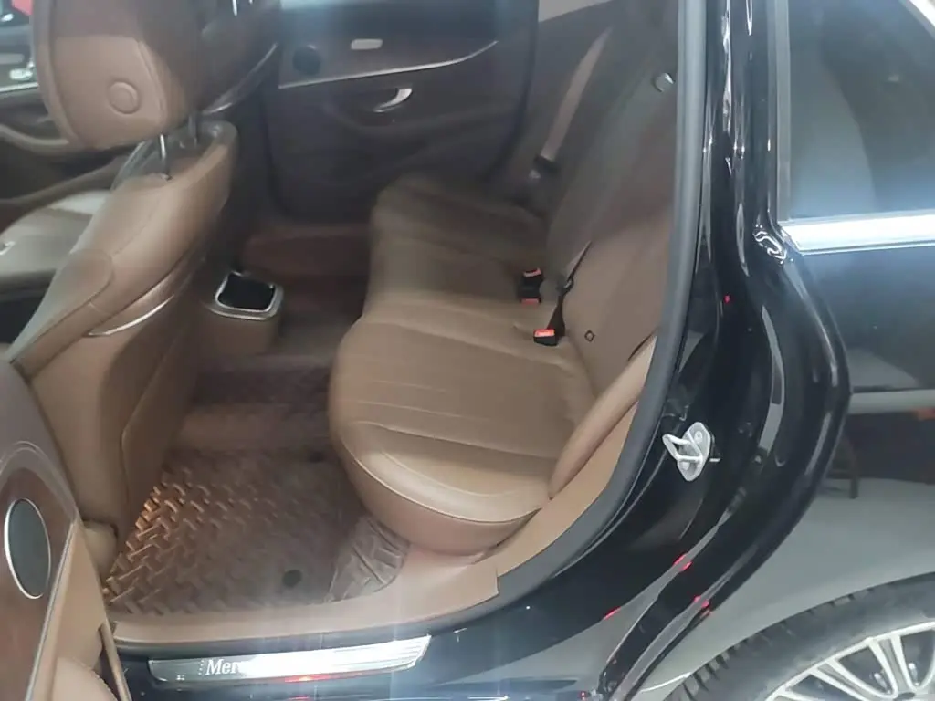 Mercedes-Benz E-Class 2023 — Şəkil 17/20