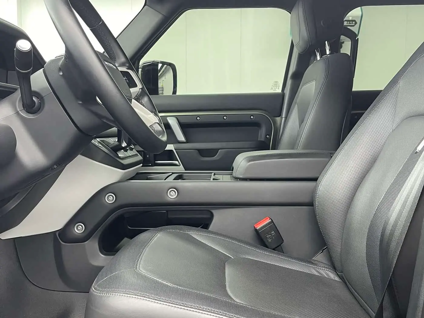 Land Rover Defender 2023 — Photo 4/9