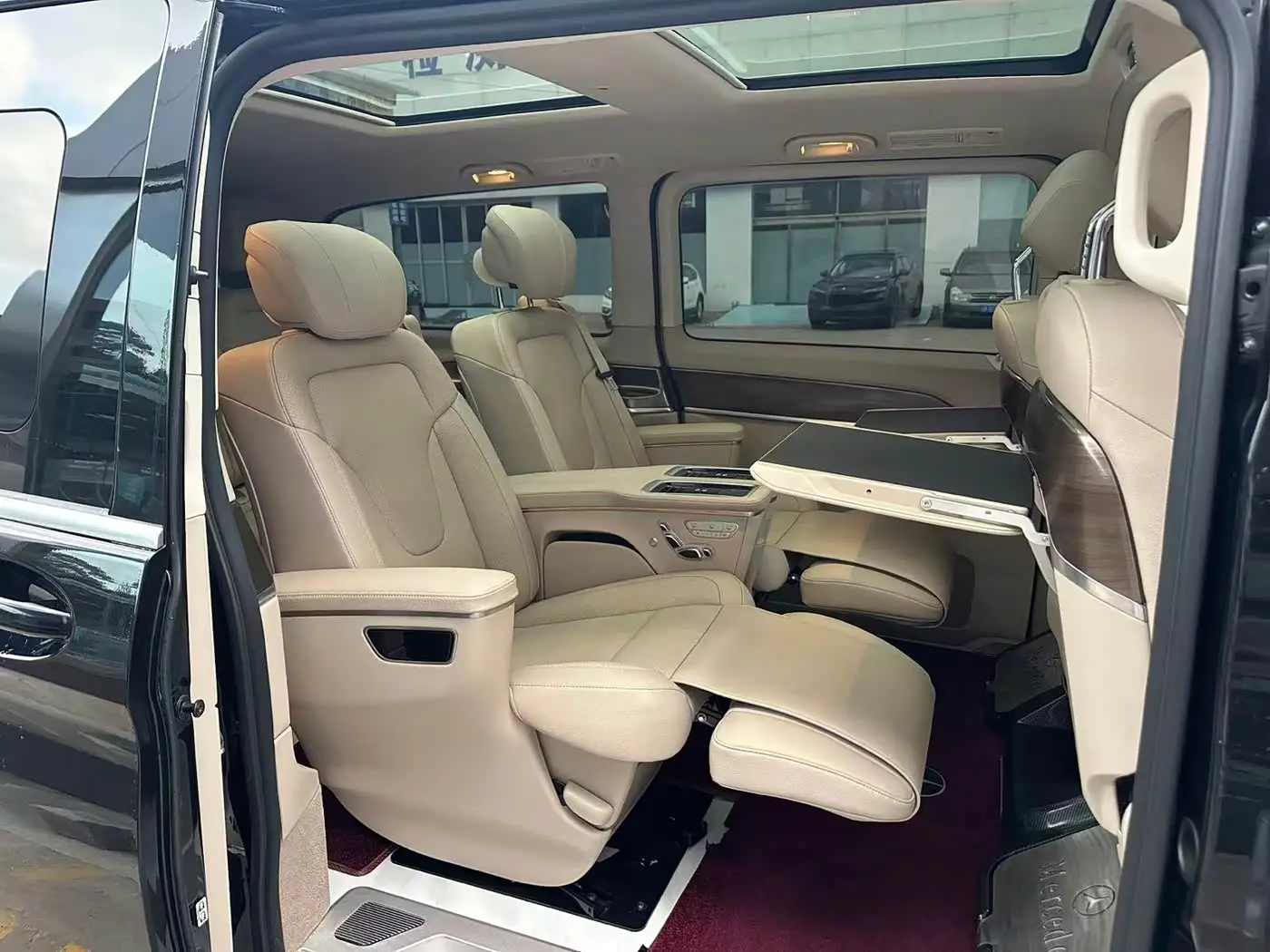 Mercedes-Benz V-Class 2023 — Photo 6/11