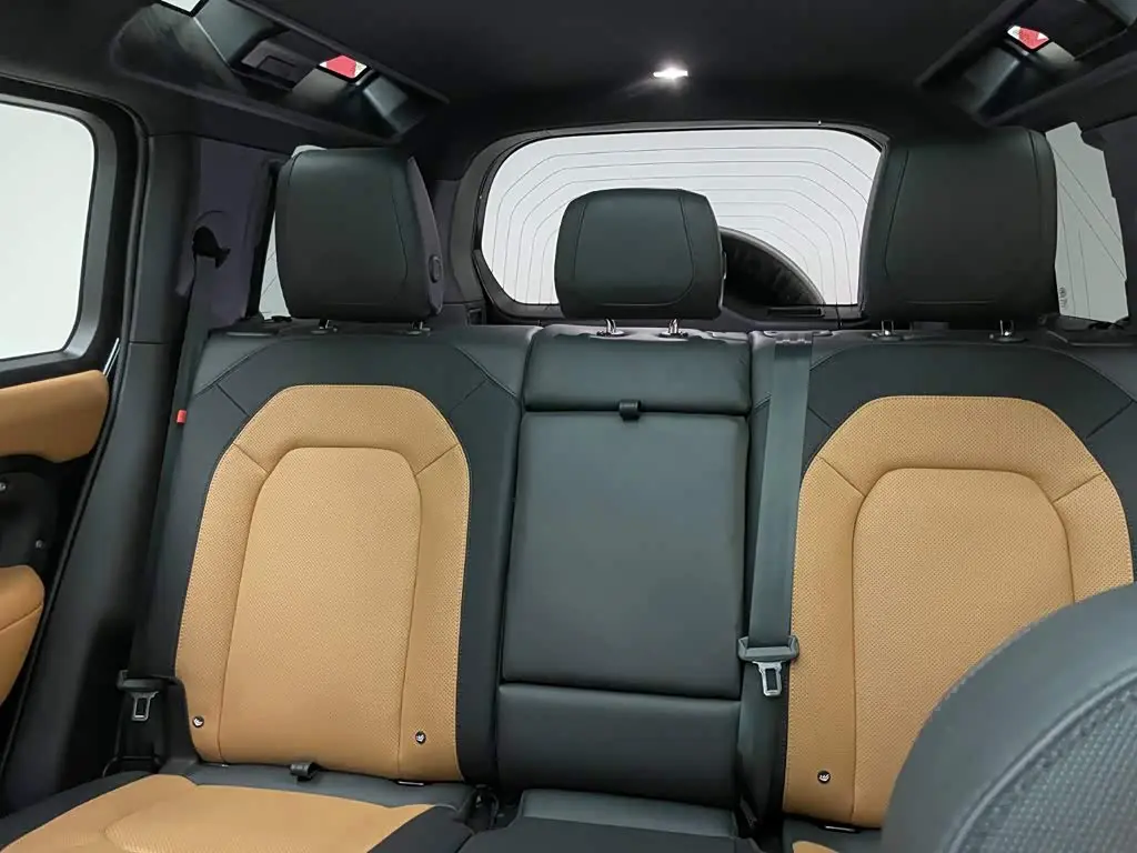 Land Rover Defender 2024 — Photo 8/20