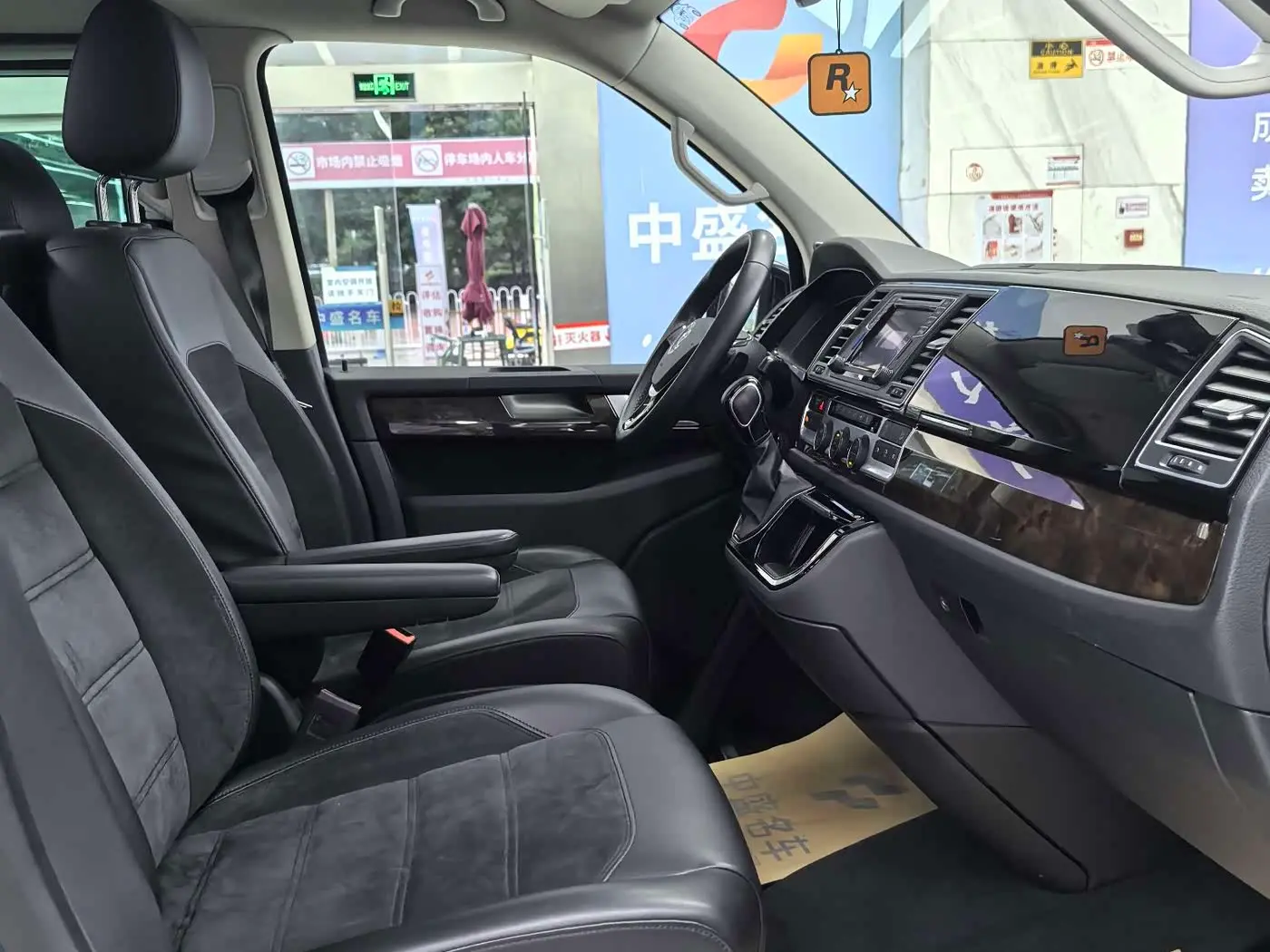 Volkswagen Multivan 2019 — Фото 17/18