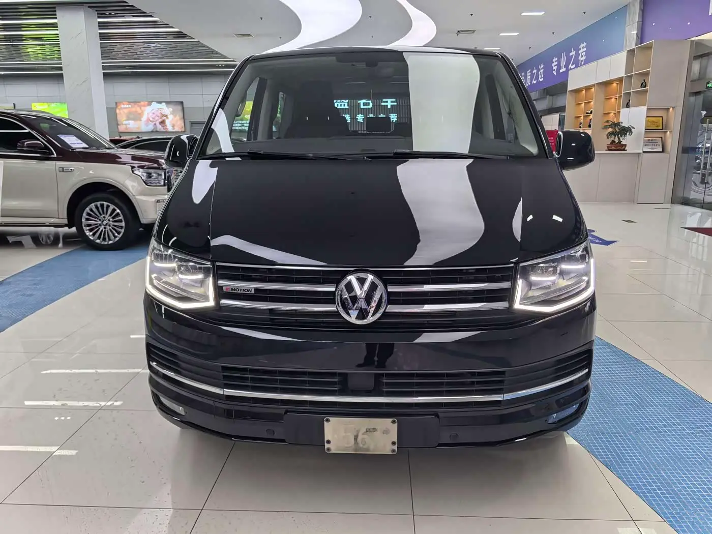 Volkswagen Multivan 2019 — Фото 2/18