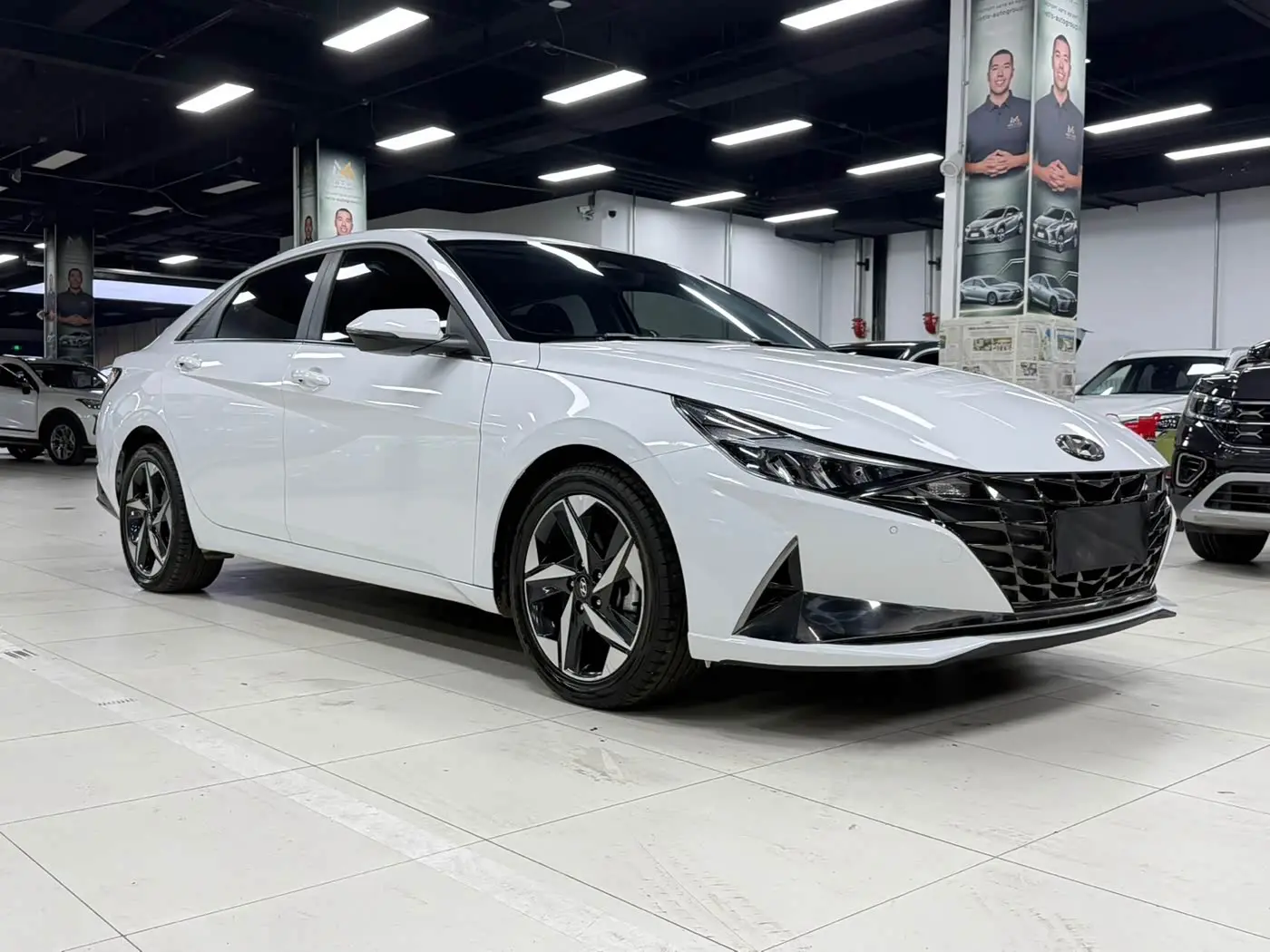 Hyundai Elantra 2023 — Фото 4/20