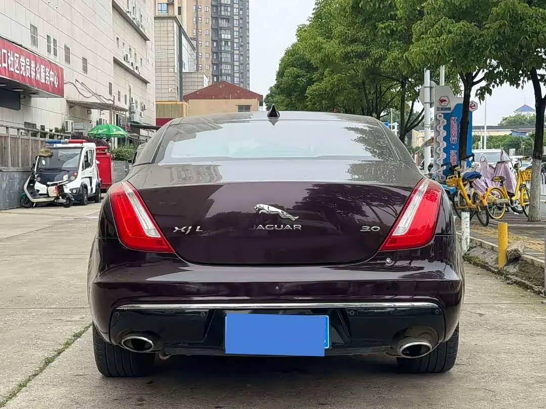 Jaguar XJ 2018 — Photo 15/16